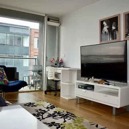 Bright 2 Bedrooms Near The 3 Arena Apartment
