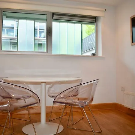 Bright 2 Bedrooms Near The 3 Arena Apartment *