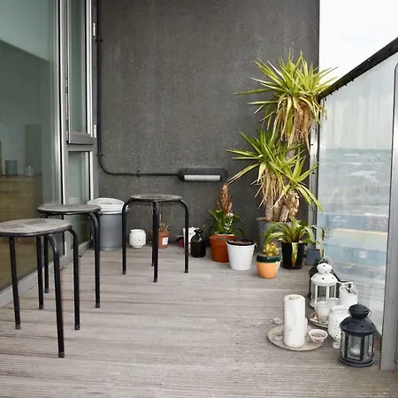 Bright 2 Bedrooms Near The 3 Arena Apartment *