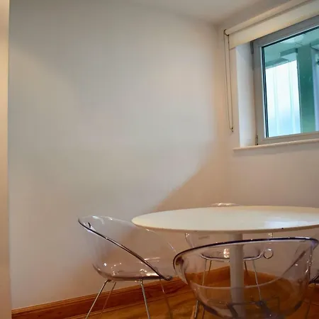 Bright 2 Bedrooms Near The 3 Arena *