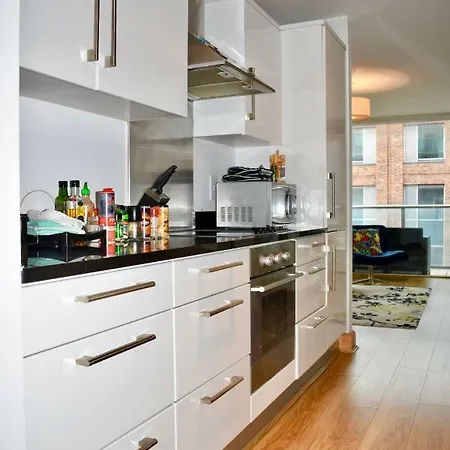 Bright 2 Bedrooms Near The 3 Arena Apartment *