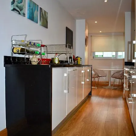 Bright 2 Bedrooms Near The 3 Arena *
