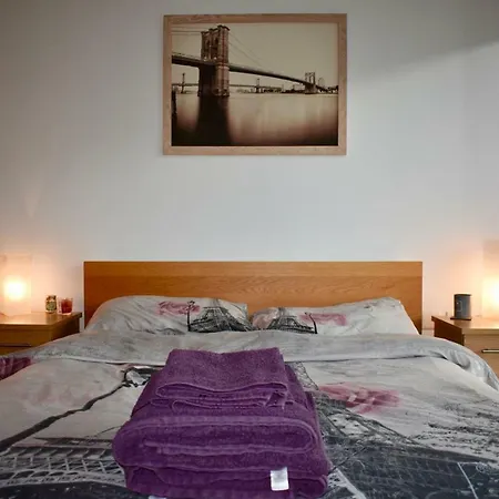Apartment Bright 2 Bedrooms Near The 3 Arena