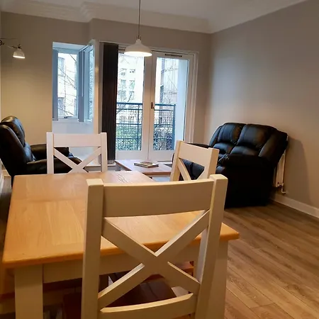 Bright 2 Bedrooms Near The 3 Arena *
