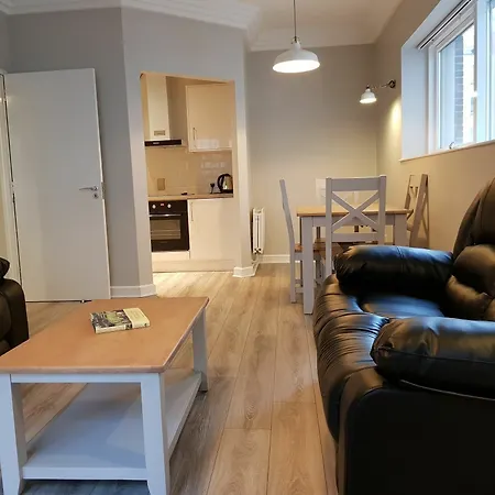 Bright 2 Bedrooms Near The 3 Arena Apartment
